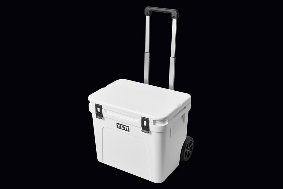 https://flywithus.ch/wp-content/uploads/2023/10/yeti_roadie_60_white_3qtr_front_handle_up.jpg