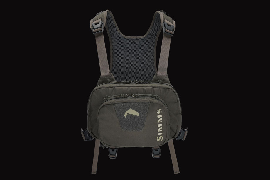 https://flywithus.ch/wp-content/uploads/2023/12/simms_tributary_hybrid_chest_pack_front.jpg